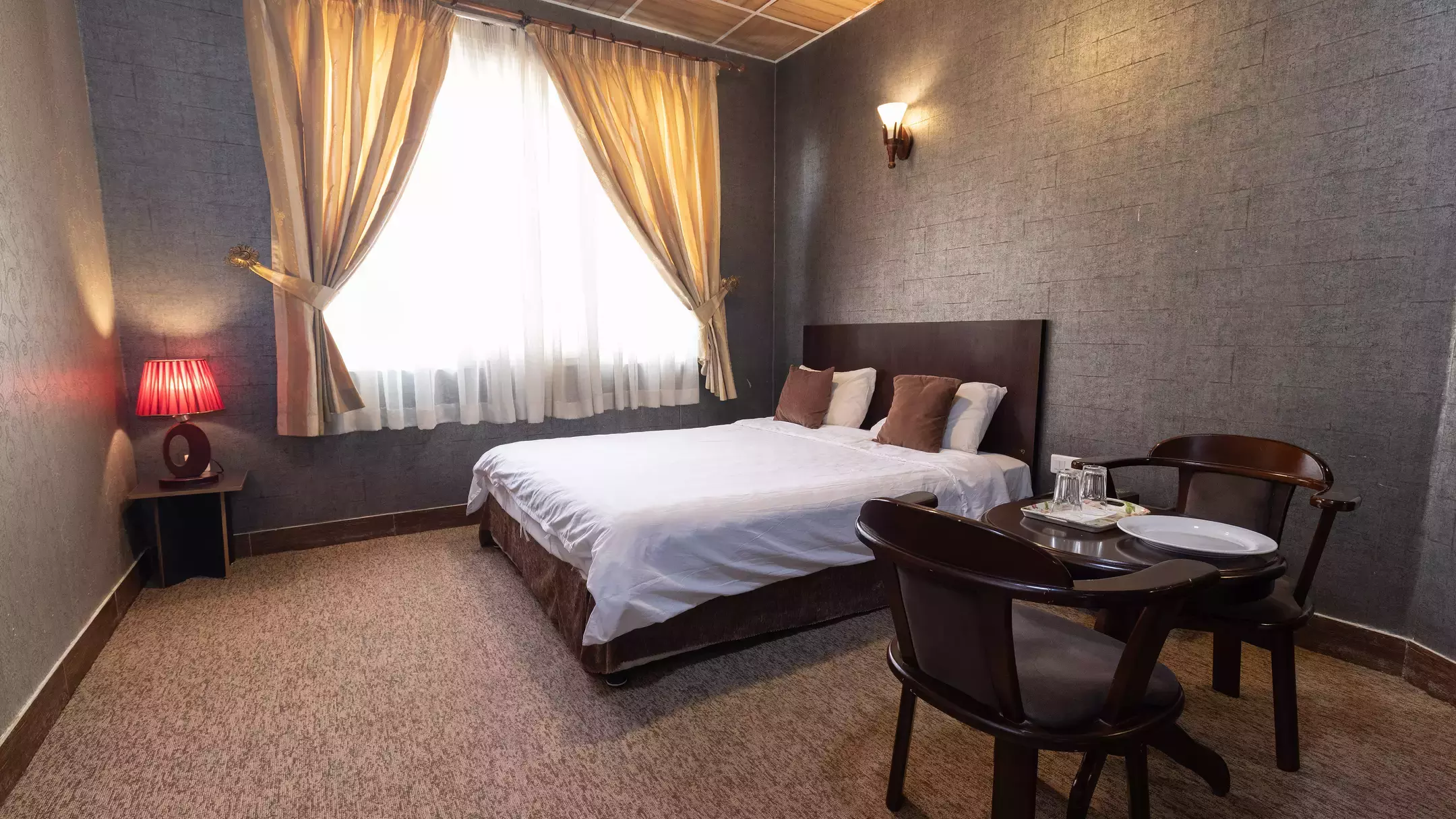 Alibaba https://cdn.alibaba.ir/ostorage/hotel-accommodation-images/670534040fe27c5a5df8f779_66e9694379e696602f42e508_هتل آرامش - اتاق دوتخته دبل (1).webp